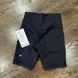 Wunder Train High-Rise Short 8" - size 6